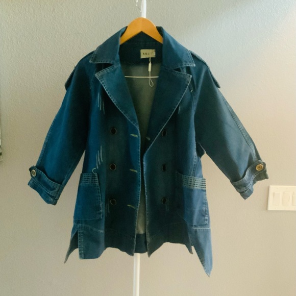 Stylish jacket with a dark denim finish that has a worn-in, distressed look. - Picture 5 of 12
